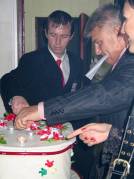  Владимир зажигает свечи на торте